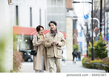 Married couple date smartphone smile search Married couple date smartphone smile search 88892865