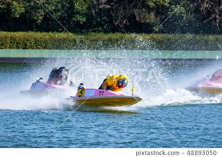 A boat race player who turns a corner while raising a splash of water 88893050