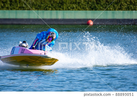 A boat race player who turns a corner while raising a splash of water 88893051