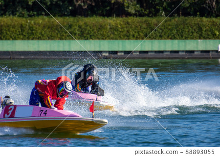 A boat race player who turns a corner while raising a splash of water 88893055
