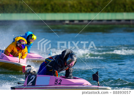 A boat race player who turns a corner while raising a splash of water 88893057