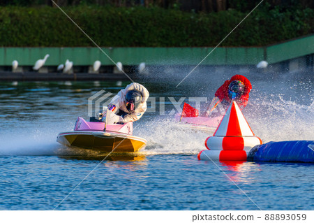 A boat race player who turns a corner while raising a splash of water A boat race player who turns a corner while raising a splash of water 88893059