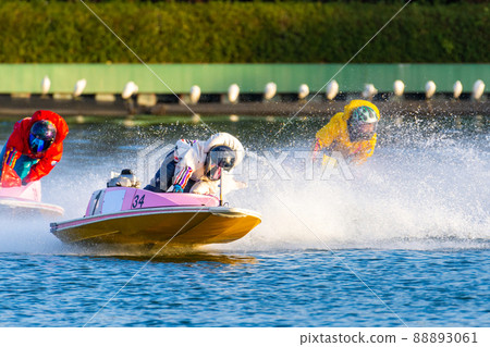 A boat race player who turns a corner while raising a splash of water 88893061