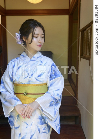 一位身著浴衣的年輕美女在老民居的前門微笑 一位身著浴衣的年輕美女在老民居的前門微笑 88893394