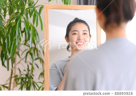 照鏡子的女人 88893928