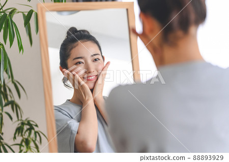 照鏡子的女人 88893929