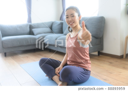在家做瑜伽的女人 88893959