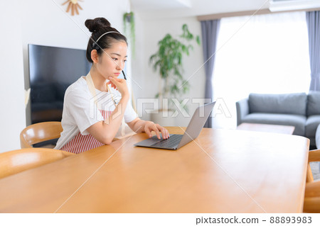 Housewife, PC and headset Housewife, PC and headset 88893983