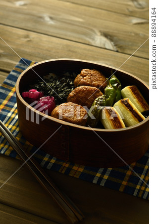 Chicken meatball lunch 88894164