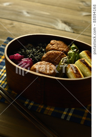 Chicken meatball lunch 88894168