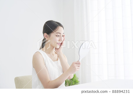 照鏡子的女性的美容客廳 88894231