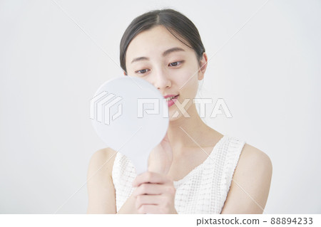 看鏡子白色背景的美容師 88894233