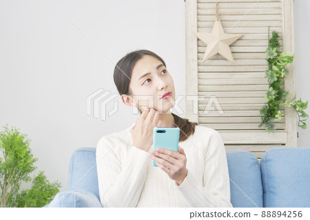 女性智能手機思考客廳 88894256