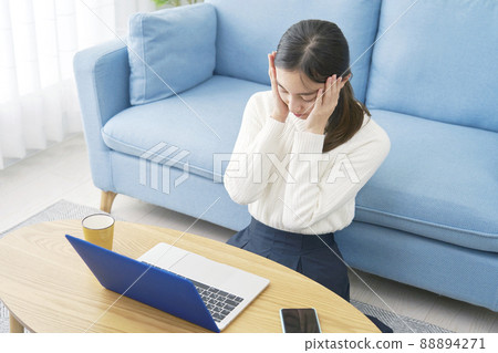 客廳裡拿著一個女性筆記本電腦頭 88894271