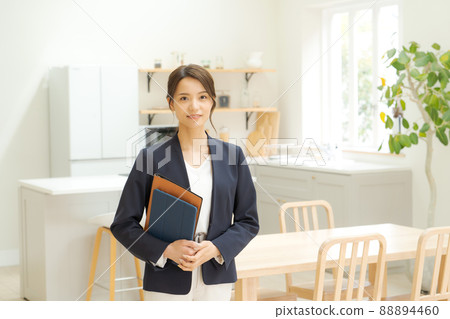 Real estate business Property introduction Women in their 20s Real estate business Property introduction Women in their 20s 88894460