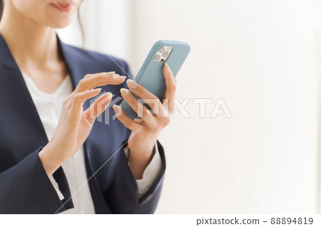 Women with smartphone parts cut 88894819