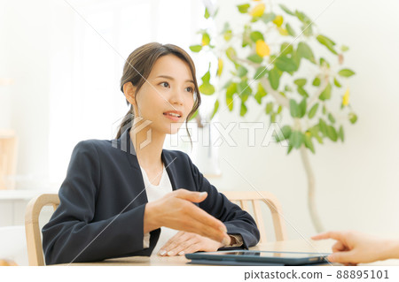 Customer service for women in their 20s suits Customer service for women in their 20s suits 88895101