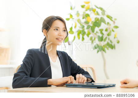 Customer service for women in their 20s suits 88895106