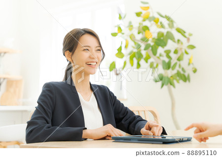 Customer service for women in their 20s suits Customer service for women in their 20s suits 88895110