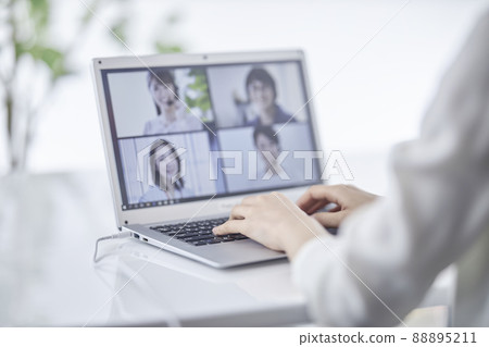 在遠程會議期間在一個女人的手邊 在遠程會議期間在一個女人的手邊 88895211