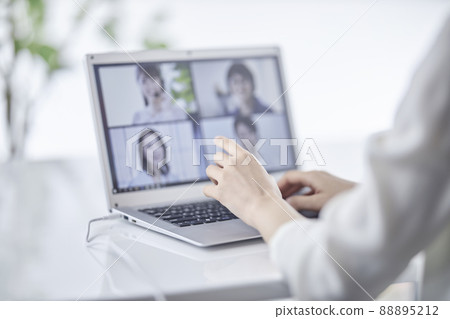 在遠程會議期間在一個女人的手邊 88895212