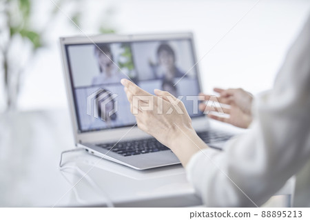 在遠程會議期間在一個女人的手邊 在遠程會議期間在一個女人的手邊 88895213