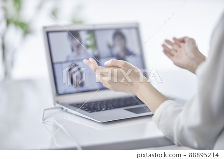 在遠程會議期間在一個女人的手邊 在遠程會議期間在一個女人的手邊 88895214