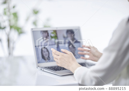 在遠程會議期間在一個女人的手邊 在遠程會議期間在一個女人的手邊 88895215