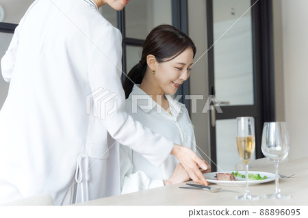 法國餐廳的女人 88896095