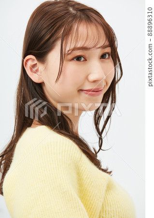 黃色針織少女時尚劉海透視劉海的年輕女子 88896310