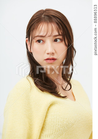 黃色針織少女時尚劉海透視劉海的年輕女子 88896313