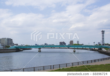 橫跨中川的奧戶橋和街景 88896724