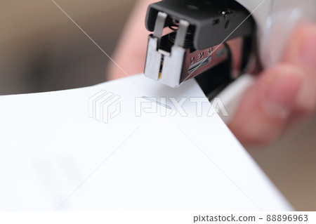 OL 女人手裝訂文件 88896963