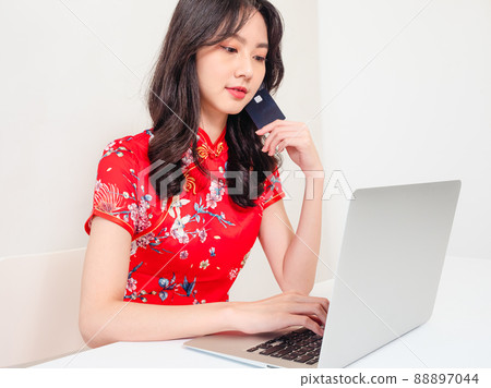 寫的 傳統 旗狀的年終微笑 阿蘇 女 白色背景 用於信用卡和寫作 書麵類型 電腦網購。 88897044