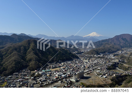 從岩電山看富士山和大月市區(山梨縣大月市) 從岩電山看富士山和大月市區(山梨縣大月市) 88897045