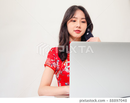 寫的 傳統 旗狀的年終微笑 阿蘇 女 白色背景 用於信用卡和寫作 書麵類型 電腦網購。 88897048