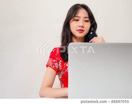 寫的 傳統 旗狀的年終微笑 阿蘇 女 白色背景 用於信用卡和寫作 書麵類型 電腦網購。 88897050