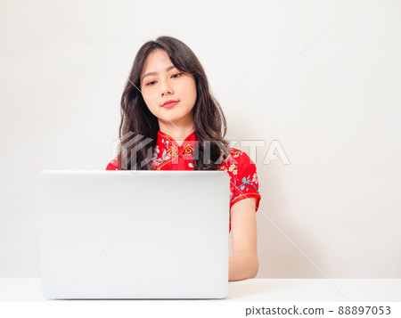 Written by Tradition Flag-like year-end smile Asu Female White background Used before Credit card and writing Written type Computer net shopping. 88897053