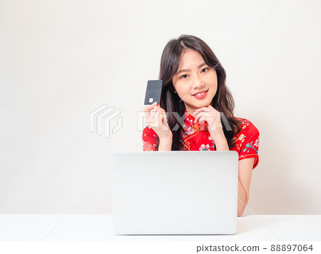 寫的 傳統 旗狀的年終微笑 阿蘇 女 白色背景 用於信用卡和寫作 書麵類型 電腦網購。 88897064