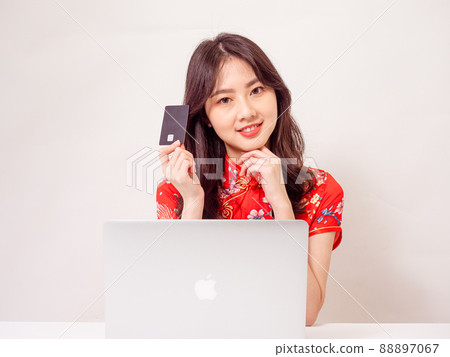 Written by Tradition Flag-like year-end smile Asu Female White background Used before Credit card and writing Written type Computer net shopping. 88897067