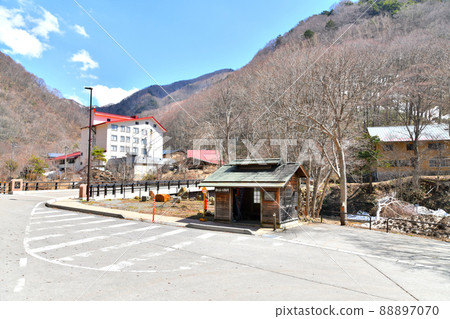七海溫泉橋 / 眺望松川溫泉鎮（長野縣高山村）[2022.4] 88897070
