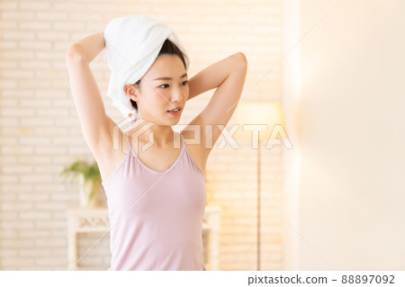 A lady with a bath 88897092
