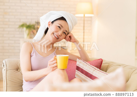 女性洗澡後的飲料 88897113