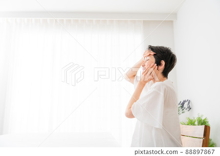 高級女性做皮膚護理的美麗形象 88897867