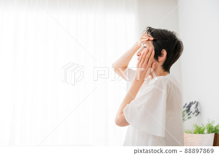 高級女性做皮膚護理的美麗形象 88897869