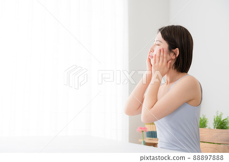 一個年輕女子做皮膚護理的美麗形象 88897888