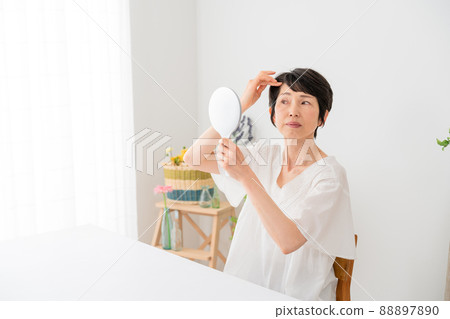 做頭髮護理的資深女性 88897890