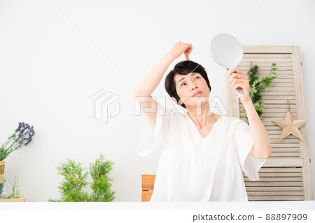 做頭髮護理的資深女性 88897909