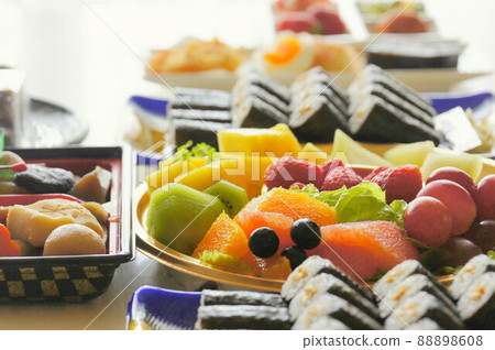 New Year's hors d'oeuvre fruit sushi roll New Year's hors d'oeuvre fruit sushi roll 88898608