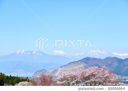 View toward Kitashin Godake from Shinshu Takayama Village (Takayama Village, Nagano Prefecture) [2022.4] 88898864